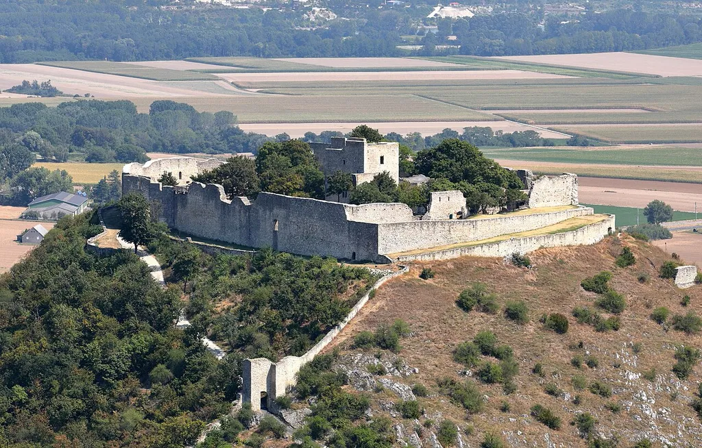 Die Burgruine Heimenburg, auch als „Burgruine Hainburg“ bezeichnet, auf dem 291 m hohen Schlossberg in der niederösterreichische Stadtgemeinde Hainburg an der Donau.Die ehemalige Burg auf dem weithin sichtbaren Schlossberg wurde ab Mitte des 11. Jahrhunderts errichtet. Sie wurde bei der 2. Türkenbelagerung 1683 zerstört. Nach 1742 trat, bedingt durch die Errichtung eines neuen Schlosses am Fuß des Schlossberges (1966 großteils abgetragen), der Verfall der Burg ein.