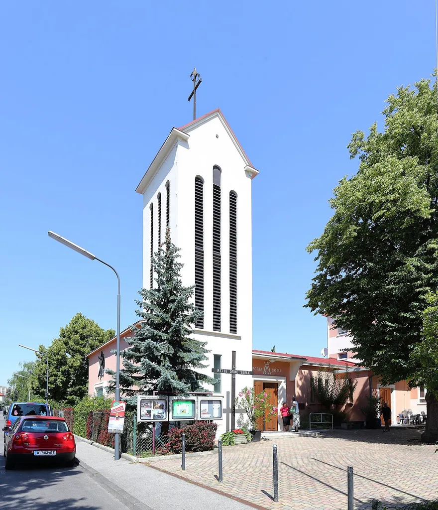 Südostansicht der Pfarrkirche Inzersdorf-Neustift im 23. Wiener Gemeindebezirkes Liesing.Ursprünglich ab 1931 nach Plänen des Architekten Hans Prutscher als Notkirche in der Größe von 27 mal acht Metern errichtet. 1948 wurde nach Plänen von Josef Vytiska ein Turm angebaut. Später erfolgte noch der Anbau eines Seitenschiffes.