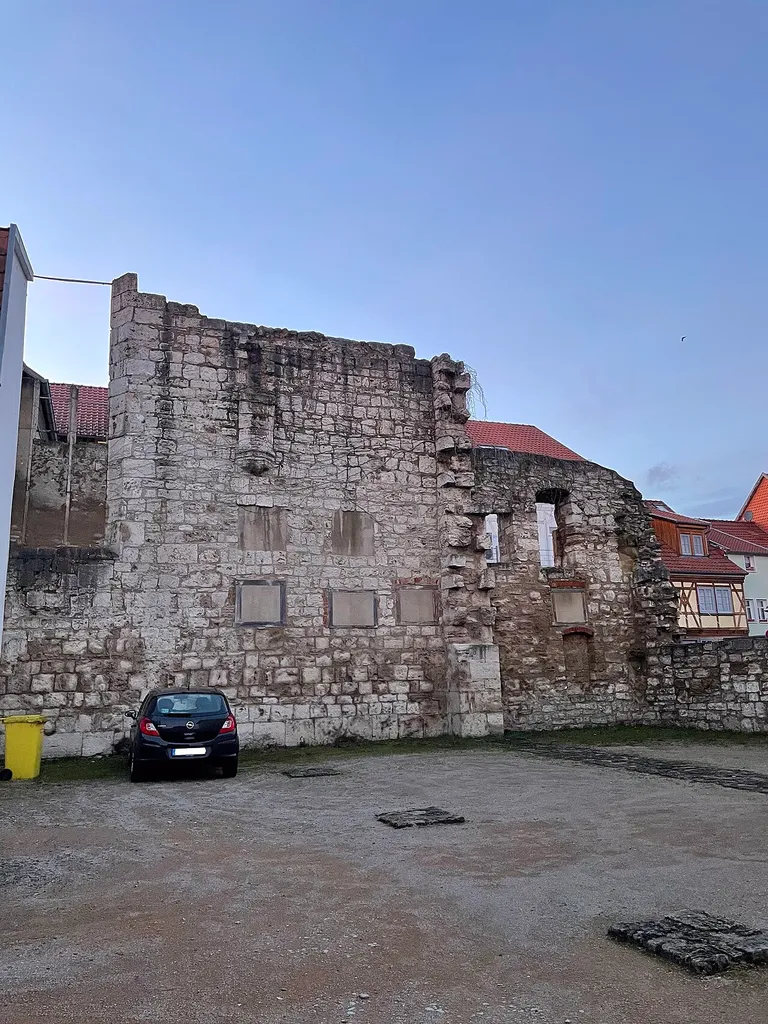 Ruine der Predigerkirche Mühlhausen, Westwand, Pfeilerreste des nördlichen Seitenschiffs. An Westwand erkennbar Kämpfer und Ansatz des Arkadenbogens