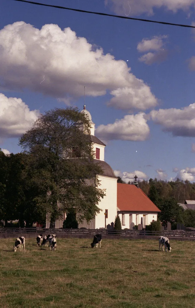 Kor utanför Sällstorps kyrka. This is a scan from an negative. The date is scan date.