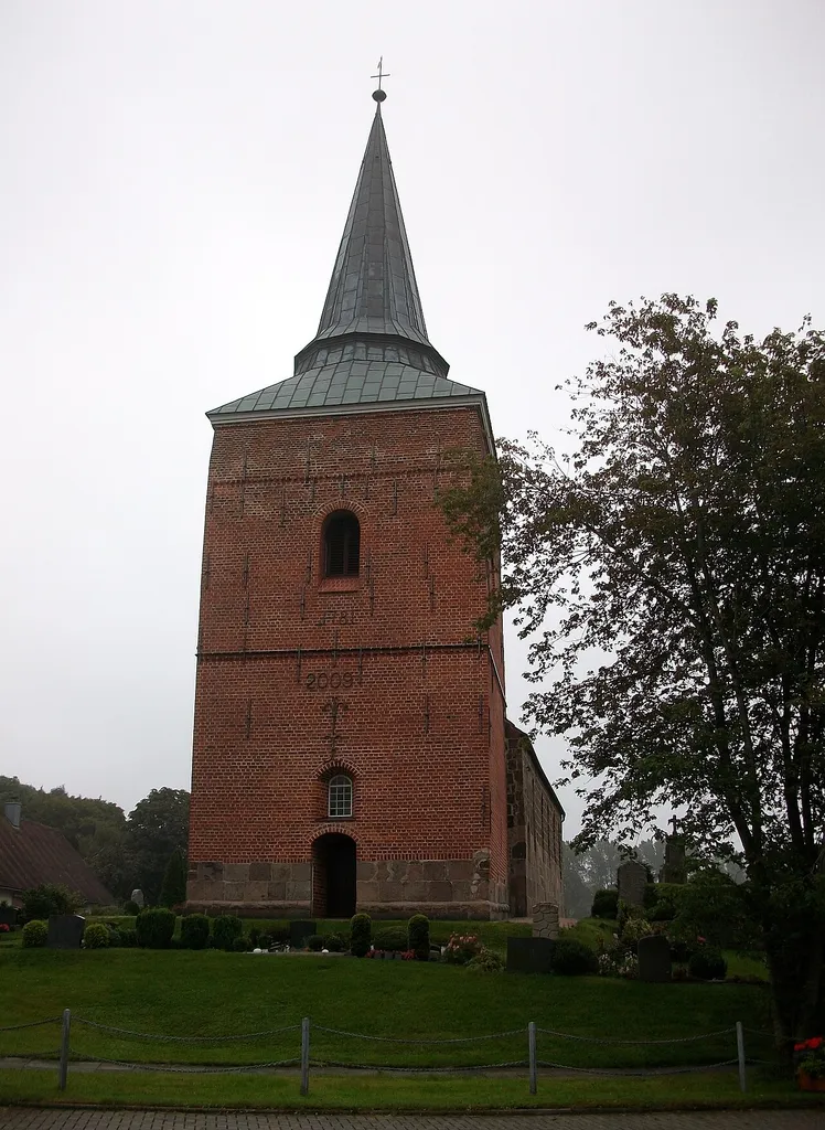 Denkmalgeschützte Kirche in Padingbüttel. Die St.-Matthäus-Kirche wurde im 13. Jahrhundert gebaut. Der Westturm stammt aus dem 15. Jahrhundert.