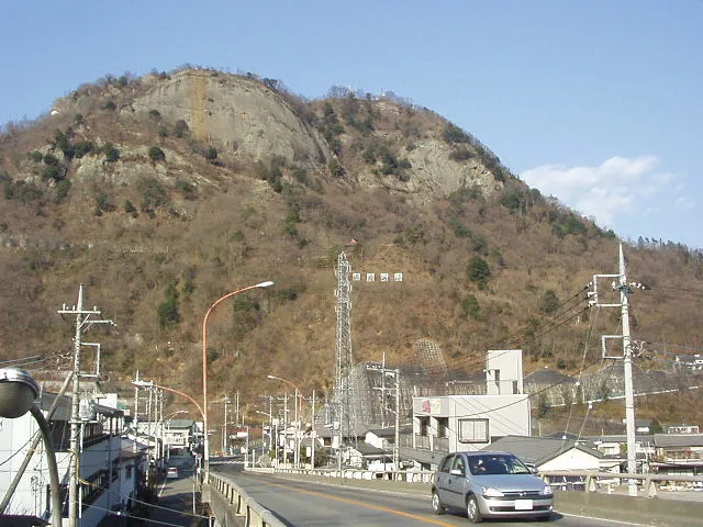 Mount Iwadono in Otsuki, Yamanashi prefecture, Japan. ja: 岩殿山 位置 - 山梨県、大月市、身太刀2丁目。国道139号の駒橋跨線橋から北向き。 撮影日 - 2004年1月3日。 撮影者 - Kinori。 中世に岩殿山城があり、現代は岩殿山公園として整備されている。 en: Mount Iwadono (Iwadono-yama) Place - Mitachi 2 chōme, Ōtsuki, Yamanashi prefecture, Japan. From the Komahashi Over-railway Bridge toward north. Date - January 3, 2004. Photographer - Kinori. In medieval age there was the Iwadonoyama Castle, now is the Iwadonoyama Park. es: Monte Iwadono (Iwadono-yama) Lugar - Mitachi 2 chōme, Ōtsuki, la prefectura de Yamanashi, Japón. Desde el Puente Sobre Ferrocarril de Komahashi, hacia norte. Fecha - Enero 3, 2004. Allí hay el Castillo Iwadonoyama en el medievo y ahora el Pauque Iwadonoyama.