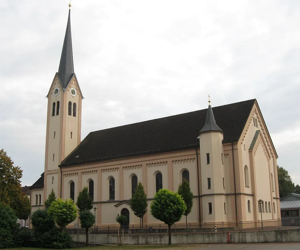Rainerstraße 4. Kath. Pfarrkirche Hl. Dreifaltigkeit, Sallbau mit südöstlichem Turm mit Spitzhelm in neuromanischem Stil, 1868-1869, 1889 vergrößert; mit Ausstattung. This is a picture of the Bavarian Baudenkmal (cultural heritage monument) with the ID D-1-87-150-6 (Wikidata)
