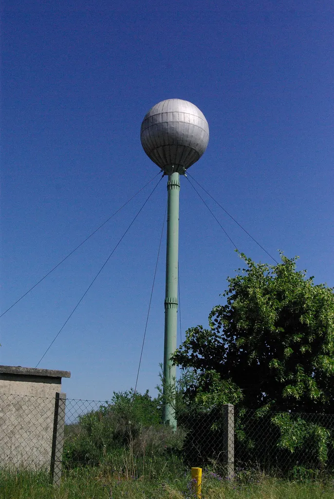 Heideblick, Ortsteil Langengrassau in Brandenburg. Der Wasserturm, auch genannt der Wasserglobus, wurde im Jahre 2020 in die Denkmalliste aufgenommen. Ab dem 12. April 2021 wurde er trotzdem abgerissen. Der Wasserturm wurde von etwa 1962 bis 1966 erbaut. Er diente als Wasserturm für den Ort Langengrassau.