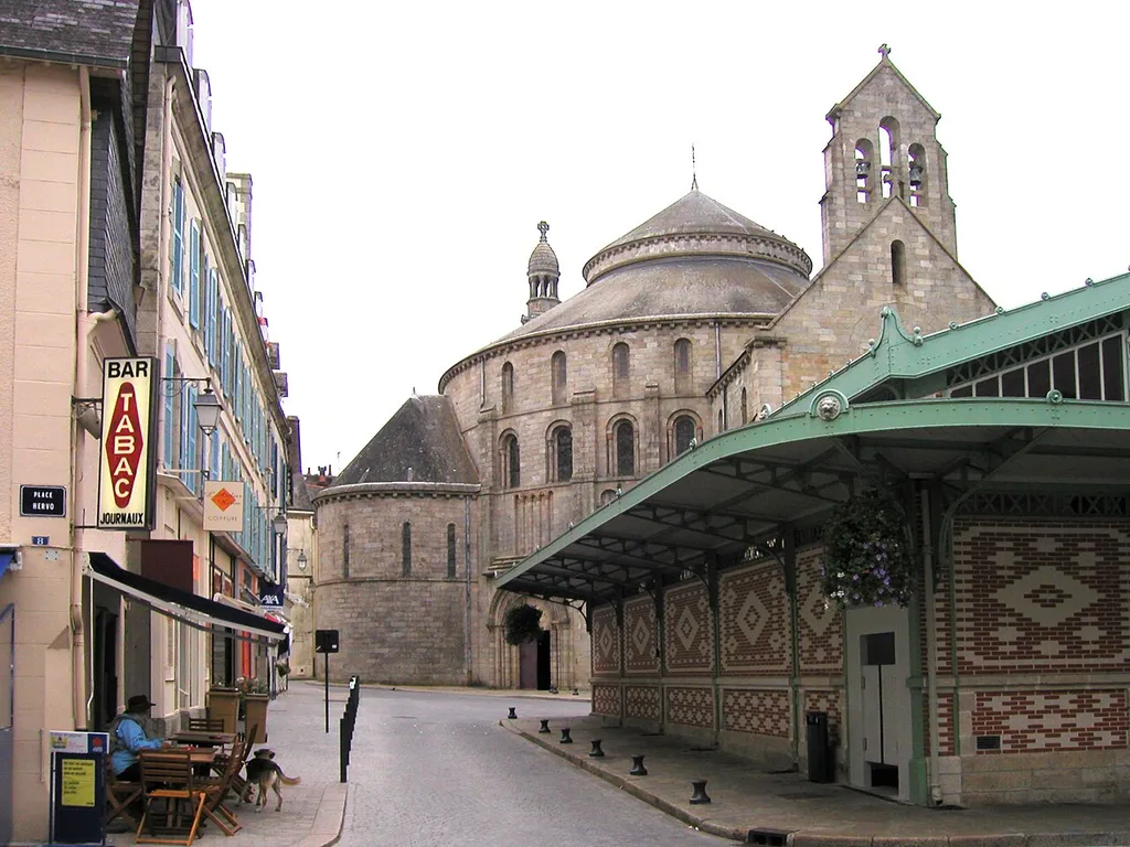 Kirche Sainte-Croix (11. Jh.) mit Markthalle in Quimperlé (Finistère, France