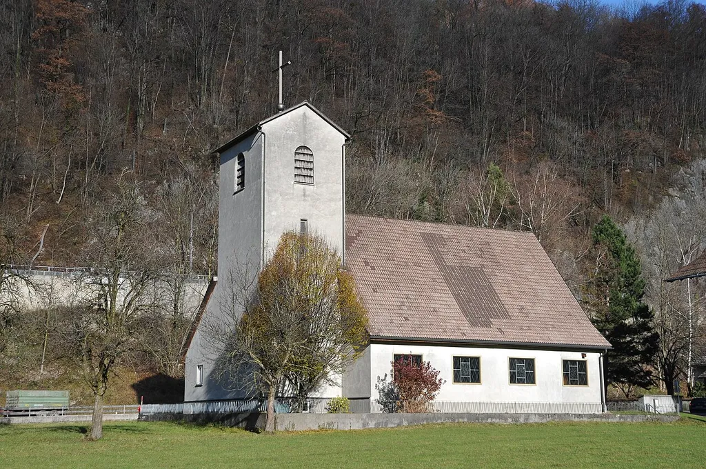 Die Pfarrkirche Heiligste Dreifaltigkeit, (Bings) ist eine römisch-katholische Kirche in der Ortschaft Bings in der Stadtgemeinde Bludenz. Die der heiligsten Dreifaltigkeit geweihte Pfarrkirche wurde von 1953 bis 1955 für die Ortschaft Bings und die daneben liegende Gemeinde Stallehr nach Plänen des Architekten Werner Pfeifer erbaut.