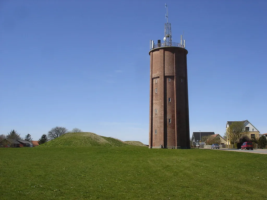 Thisted Vandtårn ved siden af den 132 meter lange Langhøj ved Langdyssevej