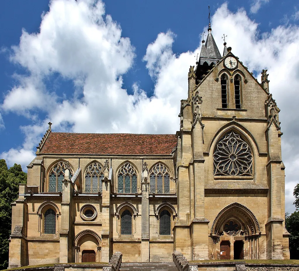 Katholische Kirche Notre-Dame in Taverny, einer Gemeinde im Département Val-d'Oise (Île-de-France), Ansicht von Süden