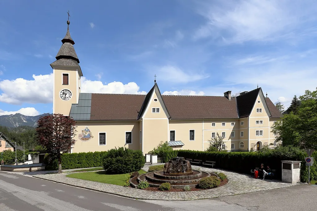 Südansicht der röm.-kath. Pfarrkirche hl. Barbara mit dem angebauten Pfarrhof in der steiermärkischen Gemeinde Wildalpen.Ursprünglich wurde in den 1670er Jahren eine Kapelle gebaut. 1727 erhielt Wildalpen einen eigenen Seelsorger (Pater Gallus Schröckenfux) und 1729 wurde Wildalpen offiziell zur Pfarre erhoben. Am 20. August 1728 erfolgte die Grundsteinlegung für die heutige Kirche, die am 7. Oktober 1731 geweiht wurde, inklusive Übertragung eines Gnadenbildes von der Thalkapelle in die Kirche. Die Kirche hat eine Länge von rd. 35 m. Weil ein etwa gleich langer Pfarrhof direkt ostseitig angebaut und mit einem gemeinsamen Dach verbunden ist, hat der Baukomplex ein stattliches Erscheinungsbild.