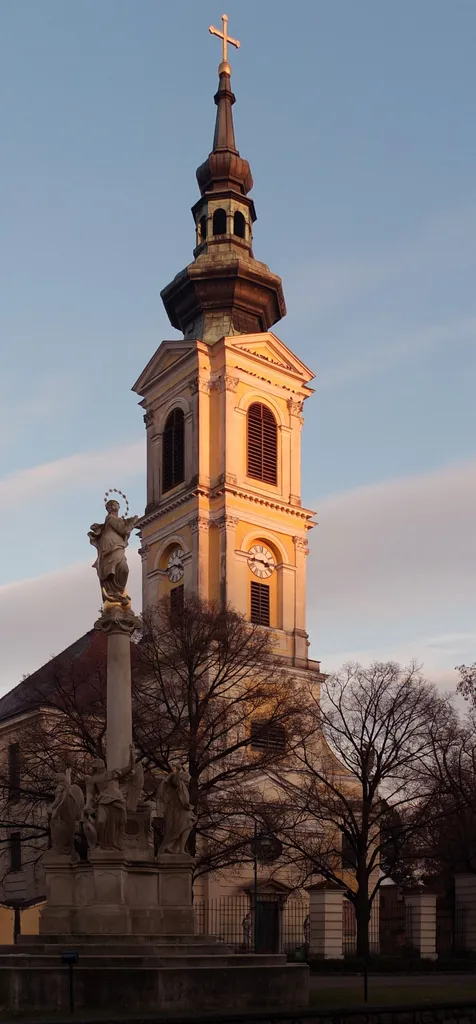 Kath. Pfarrkirche hl. Georg (Fischer von Erlach-Kirche) in Großweikersdorf, im Vordergrund die Mariensäule (Maria Immaculata) aus 1720.