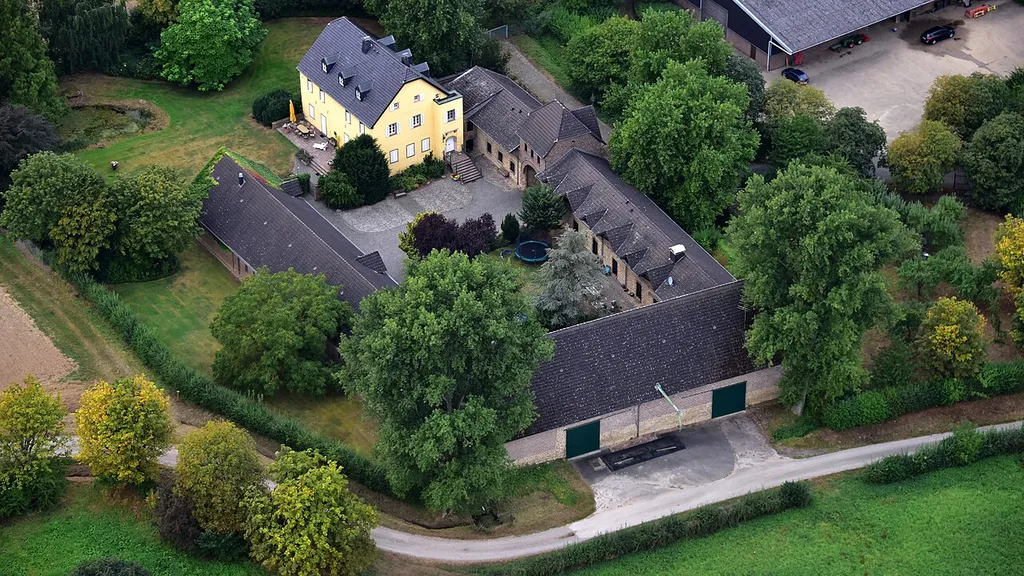 Burg Juntersdorf, Luftaufnahme (2016)