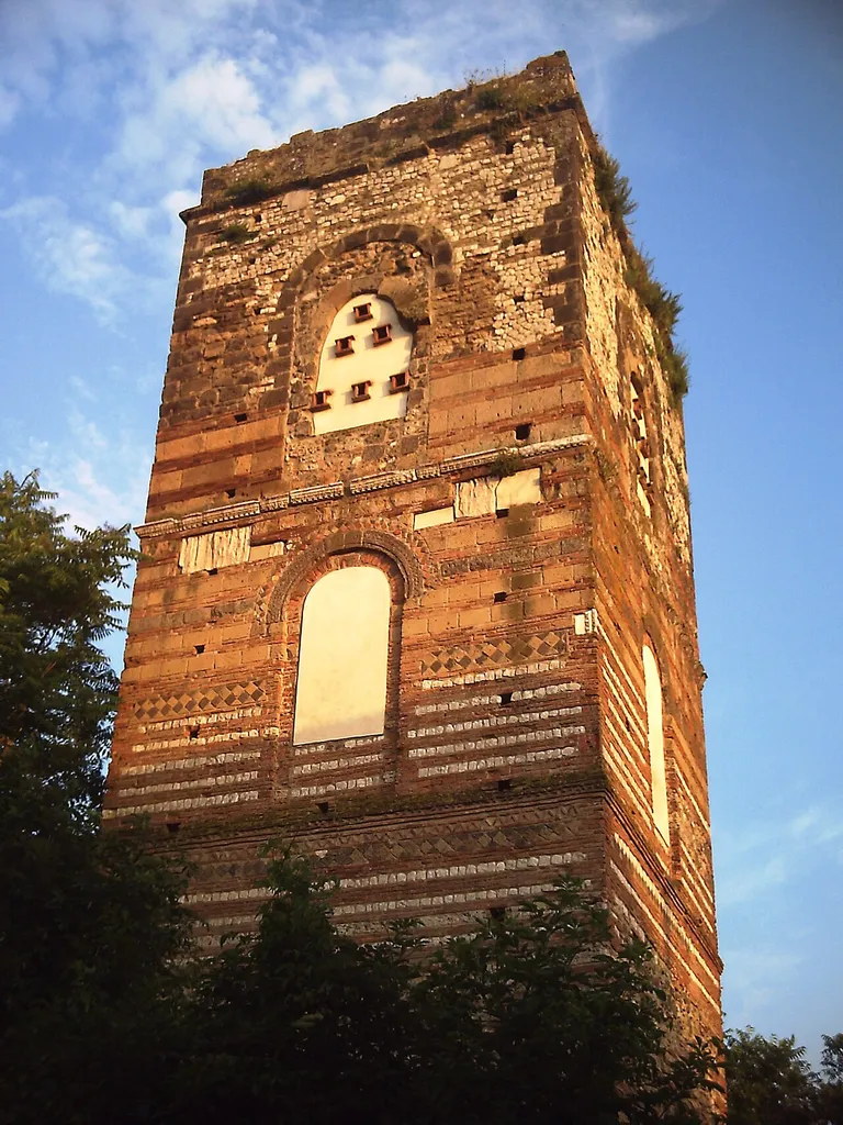 Particolare della torre campanaria presso i ruderi della Cattedrale di Telese (Bn)