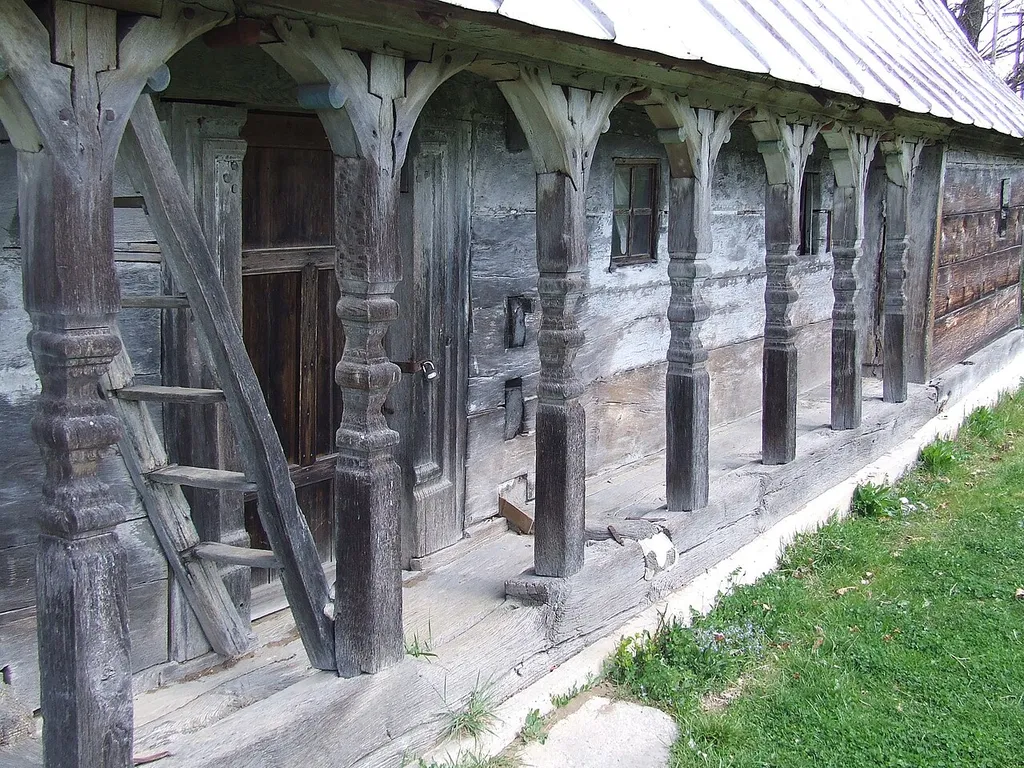 Prispa bisericii de lemn din Răstolţu Deşert, judeţul Sălaj, 2007.