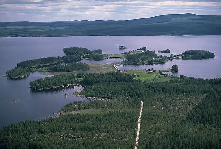Notera Av dokumentationsskäl har originalbeskrivningen från Riksantikvarieämbetet behållits. Tillrättalägganden och alternativa beskrivningar bör införas separat från nedanstående information.Felaktigheter kan även anmälas till denna sida.Holmsjön (och fornlämningsnummer, RAÄnr 2465:11). Motiv: Holmnäset Nyckelord: Flygbilder, Riksintressen Kategori: Insjömiljöer