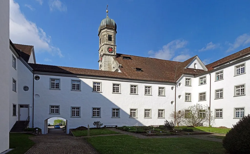 Innenhof der Klostergebäude mit Turm der Pfarrkirche in Münsterlingen, Kanton Thurgau