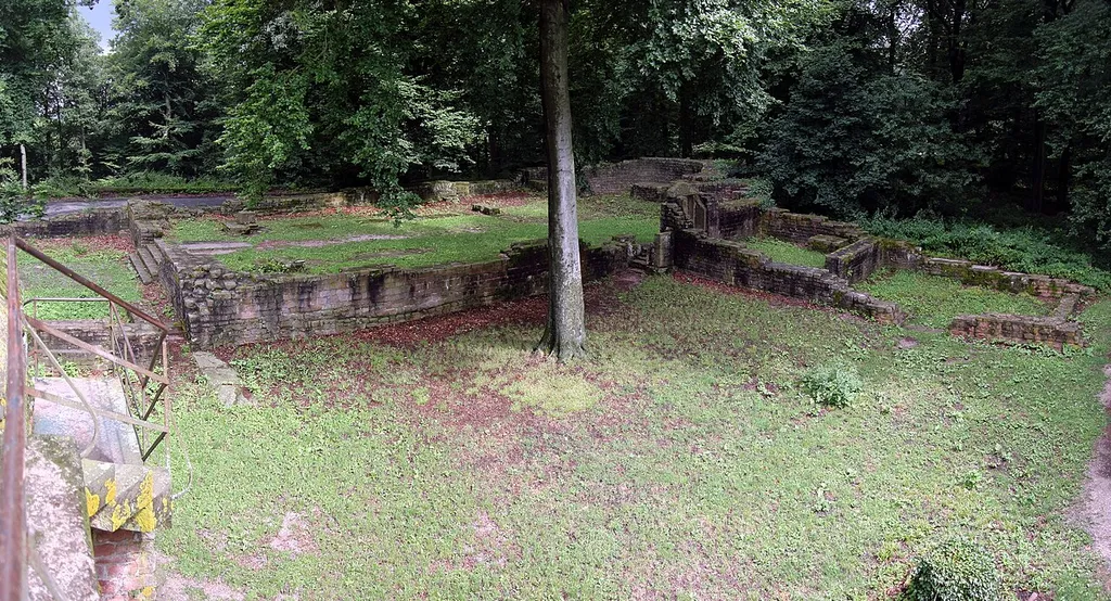 Die Ruine des Stephansklosters auf dem Heiligenberg bei Heidelberg. Das Bild wurde aus 2 Aufnahmen mit Hilfe von Hugin zusammengesetzt. Bildwinkel horizontal ca. 100°.