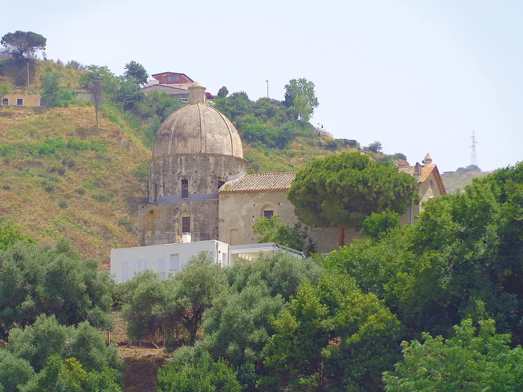 Chiesa della Michelizia fotografata dalla scalinata settentrionale che reca al comune.