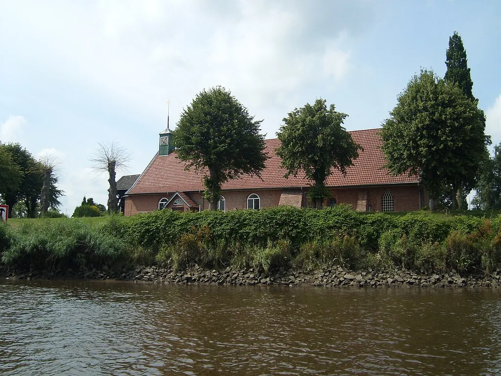 Die Dorfkirche von Heiligenstedten von der Stör aus gesehen