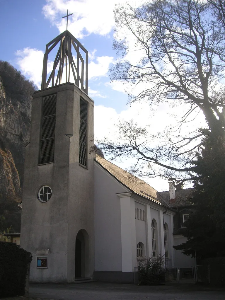 Evang. Pfarrkirche A.B., Friedenskirche mit Pfarrhaus