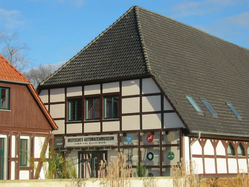 Eingang des Deutschen Automatenmuseums in der einstigen Scheune des Schlosses Benkhausen, Espelkamp.