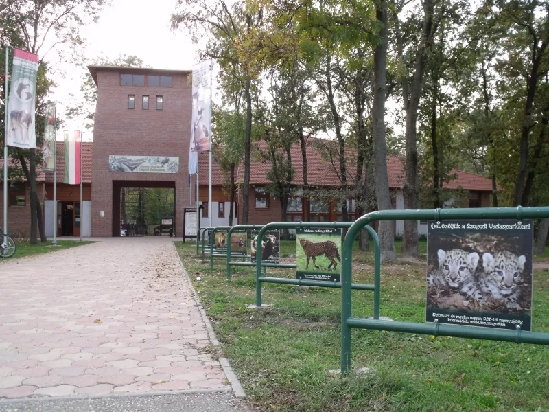 A szegedi Vadaspark bejárata / Entry of Szeged Zoo