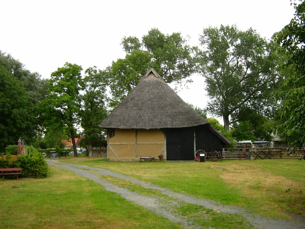 Das älteste Haus im Freilichtmuseum Klockenhagen (Stadt Ribnitz Damgarten, Landkreis Nordvorpommern, Mecklenburg).