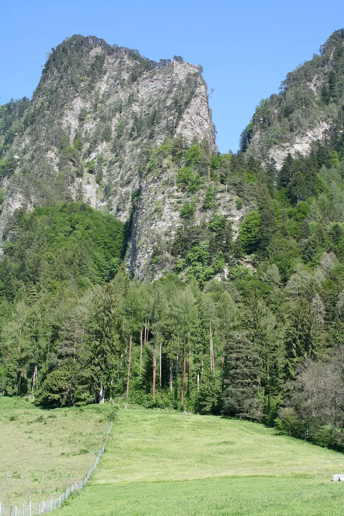 Lage Falkensteins auf dem Felsen in der Bildmitte
