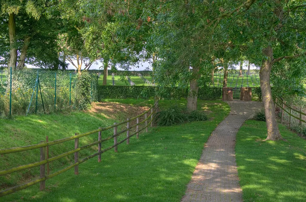 L'allée qui mène au cimetière Allemand de Villers au Flos