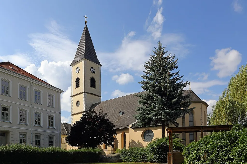 Die ursprünglich romanische Kirche wurde im 13. und 15. Jahrhundert ausgebaut. Der heutige Kirchturm wurde von 1852 bis 1854 errichtet. Der Chor wurde 1981/1982 nach Plänen des Architekten Clemens Holzmeister erweitert. Die Kirche besitzt eine neugotische Einrichtung.