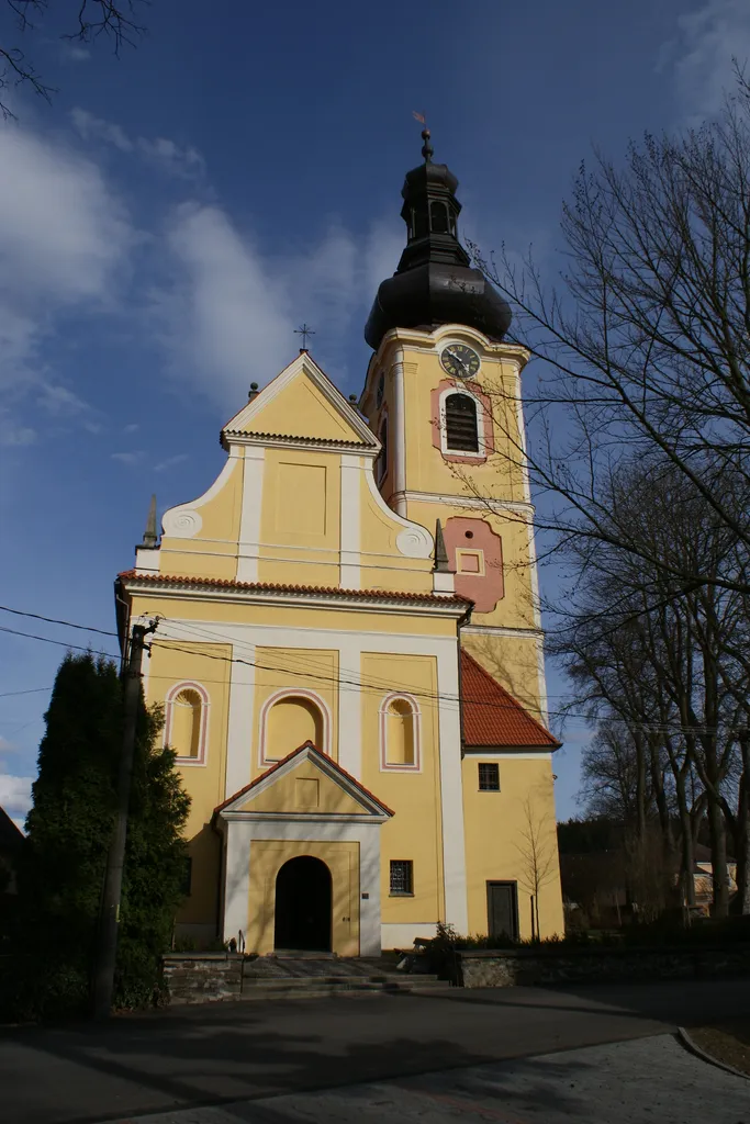 Průčelí kostela Nejsvětější Trojice v Chýnově.