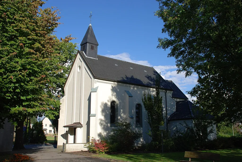 Die katholische Kapelle St. Maria-Magdalena ist ein denkmalgeschütztes Kirchengebäude in Niederbergstraße, einem Ortsteil von Werl, Kreis Soest, Nordrhein-Westfalen, Deutschland.