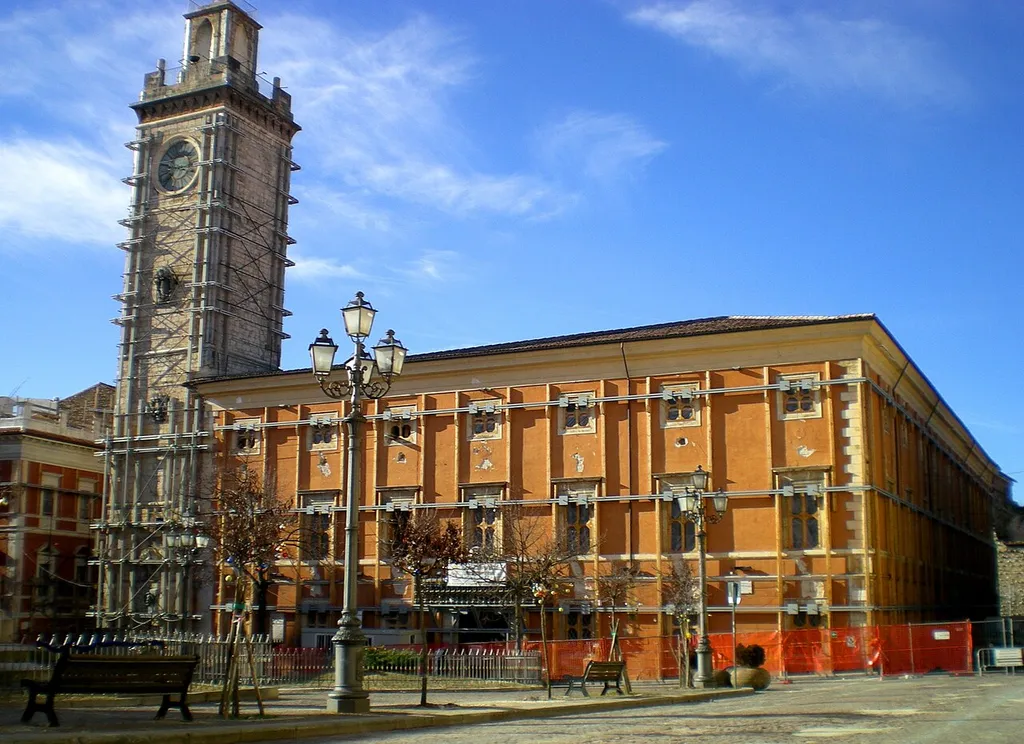 Palazzo Margherita d'Austria e torre civica (L'Aquila, Piazza Palazzo)