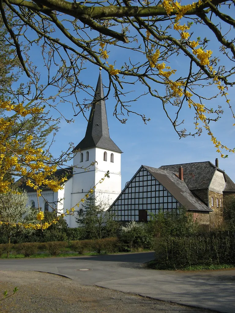 Ortskern von Honrath (Stadt Lohmar) mit evangelischer Kirche ursprünglich romanisch aus dem 12. bis 13. Jahrhundert, Turm 17. Jahrhundert, Turmhelm 1895 und Langhaus 1856/57