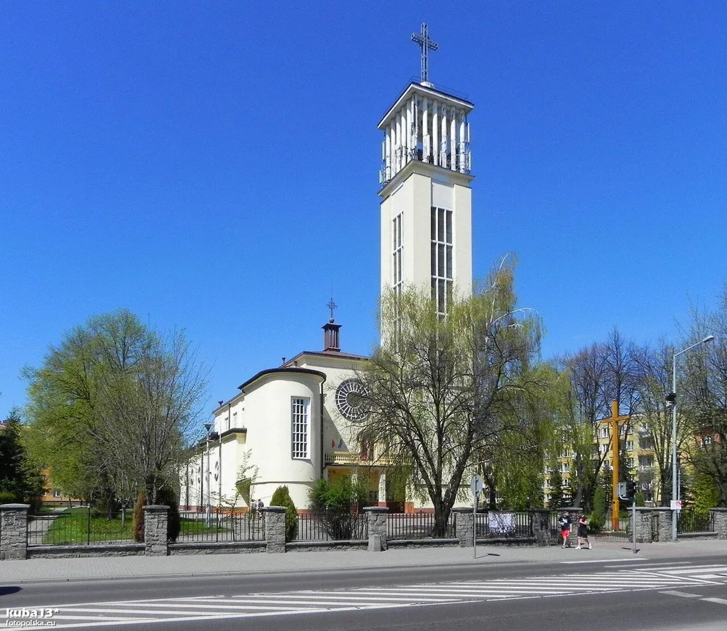 Kościół Najświętszego Serca Pana Jezusa wybudowany w latach 1935-1949 wg planów inż. Jerzego Siennickiego z Lublina. Jeden z niewielu kościołów w stylu modernistycznym w mojej okolicy.