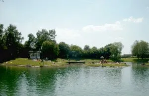 Blick von der Ostseite auf den See des Naturfreibads Haunstetten