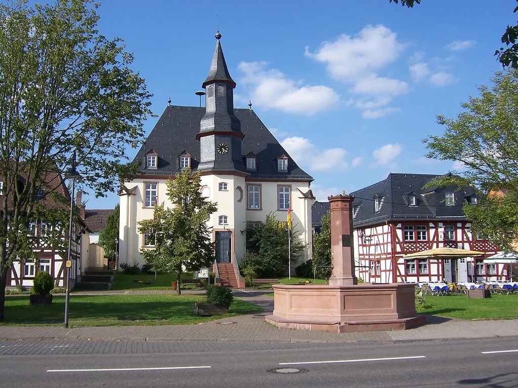 Usingen has a charming down-town. You’ll recognize a church like building (Hugenottenkirche) when you follow main street. There is quite some history around that one. Nowadays it houses the Usingen library. On the upper floors are found many places where concerts and gatherings can be accommodated. The wedding room is a favorite place for couples to plight their troth.