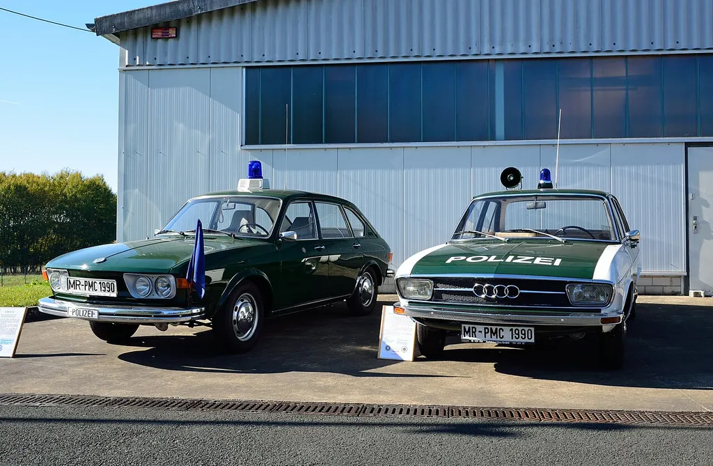 Ein VW 412 und ein Audi im 1. Deutschen Polizeioldtimer-Museum in Marburg