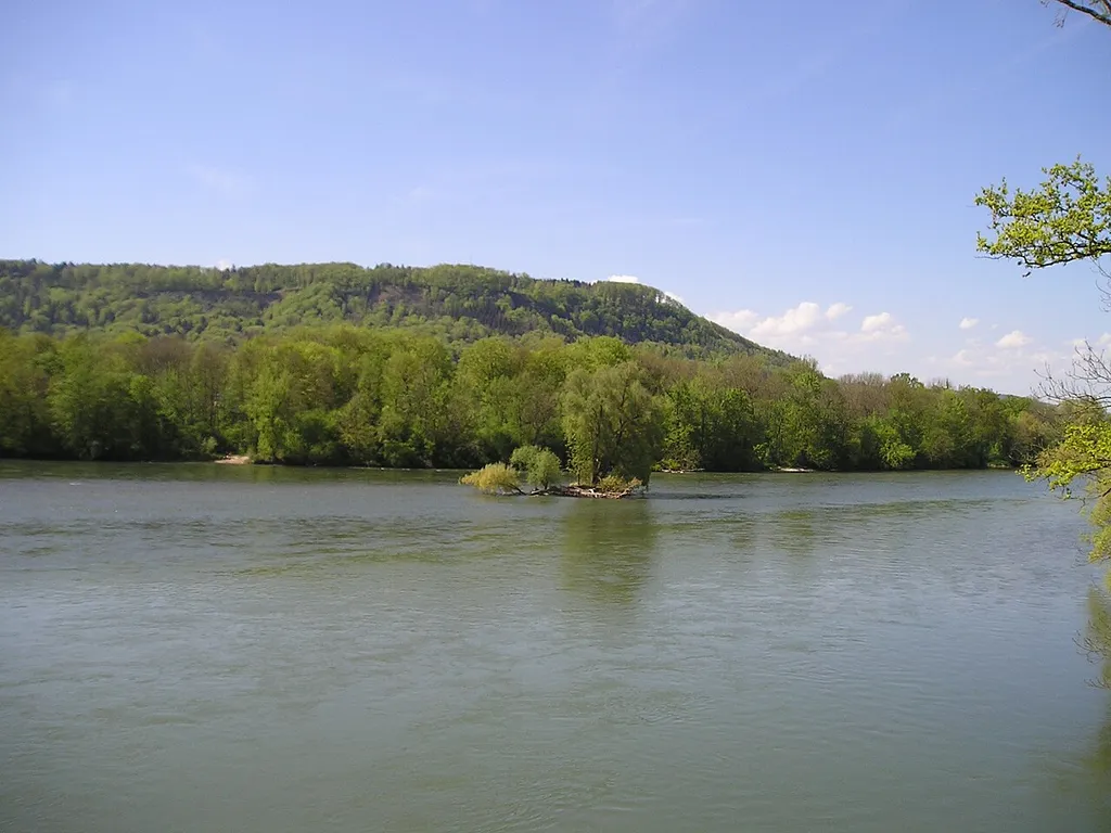Insel im Wasserschloss, Blick von der Reuss auf die Aare (fliesst von links nach rechts), Schweiz