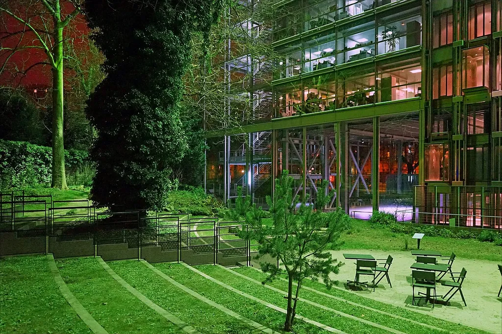 Le Theatrum Botanicum de nuit pour les 30 ans de la Fondation Cartier pour l'art contemporain Le jardin de la Fondation Cartier pour l’art contemporain n’est ni un parc à l’anglaise, ni un jardin à la française, ni même un parc de sculptures mais une œuvre commandée à l’artiste Lothar Baumgarten. Il emprunte son nom, Theatrum Botanicum, aux livres dans lesquels les moines inventoriaient les plantes médicinales et aromatiques au Moyen Âge.... En dessinant ce jardin, Lothar Baumgarten a créé une harmonie de mesures et de proportions entre le bâtiment de Jean Nouvel (1994) et l’ancien mur qui enclôt le parc et qui garde l’écho des promenades de Chateaubriand qui vécut sur ces lieux. Extraits du site officiel <a href="http://fondation.cartier.com/#/fr/art-contemporain/88/la-fondation/1318/le-jardin/1320/theatrum-botanicum/" rel="noreferrer nofollow">fondation.cartier.com/#/fr/art-contemporain/88/la-fondati...</a>