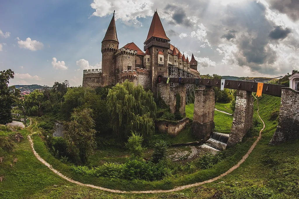 Castelul Corvinilor este cetatea medievală a Hunedoarei, unul din cele mai importante monumente de arhitectură gotică din România.