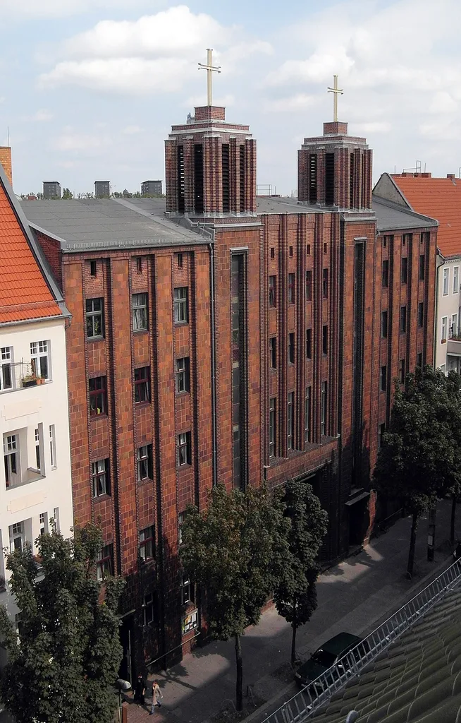 Frontansicht der Bekenntniskirche in de:Berlin-Alt-Treptow