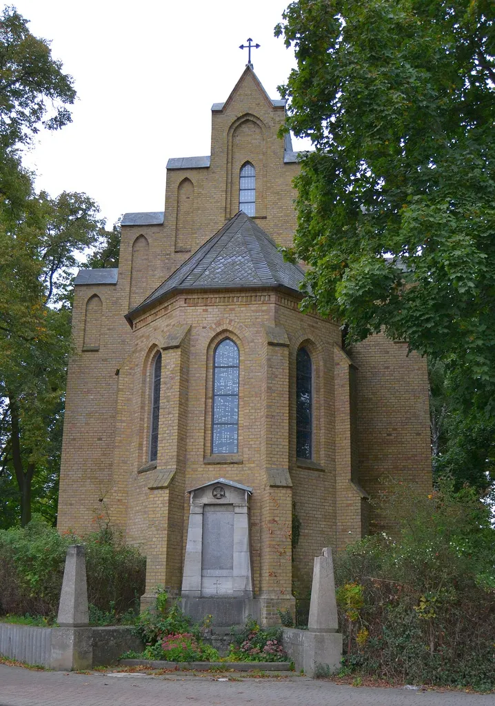 Dorfkirche Eggersdorf. Die evangelische Kirche stammt aus dem Spätmittelalter. Sie wurde später barock umgebaut. Der Turm stammt aus der ersten Hälfte des 19. Jahrhunderts. Im Inneren steht ein Kanzelaltar aus dem Jahre 1746. Denkmal für die Eggersdorfer Opfer des 1. Weltkrieges.