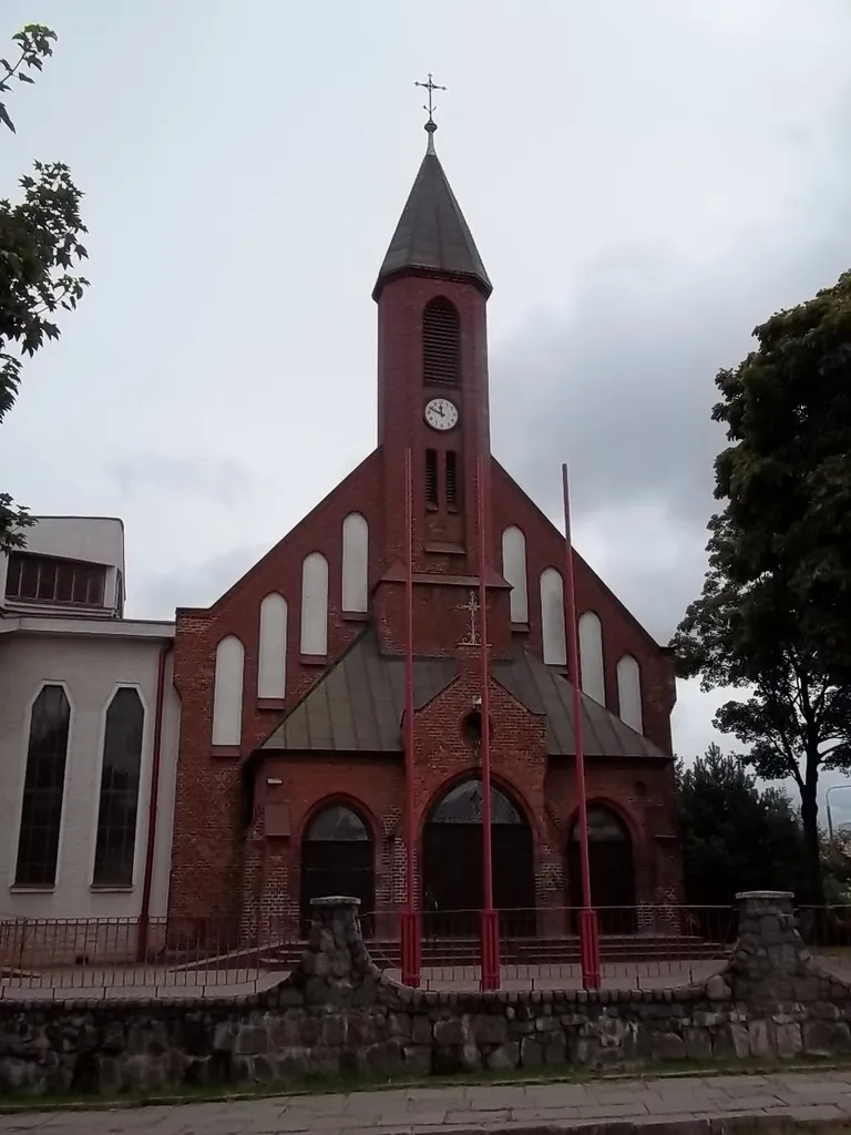 Kościół parafialny p.w. św. Mikołaja w Gdyni, widok od frontu - główne wejście.