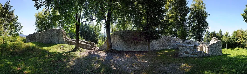 Burgruine Sigberg in Göfis. Info Das Objekt steht unter Denkmalschutz.