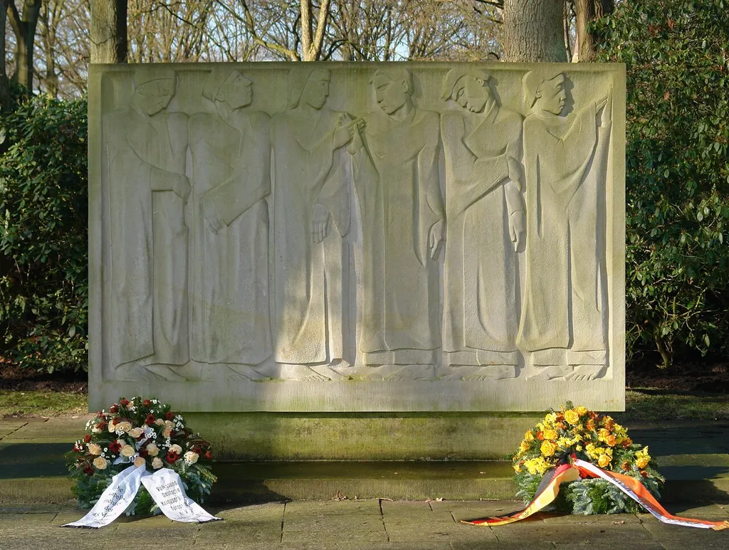 Osterholzer Friedhof in Bremen: Ehrenanlage für deutsche Soldaten und Opfer von Konzentrations- und Arbeitslagern. Platte mit 6 weiblichen Figuren als Symbol für Brüderlichkeit und Tod, gestaltet von Paul Halbhuber