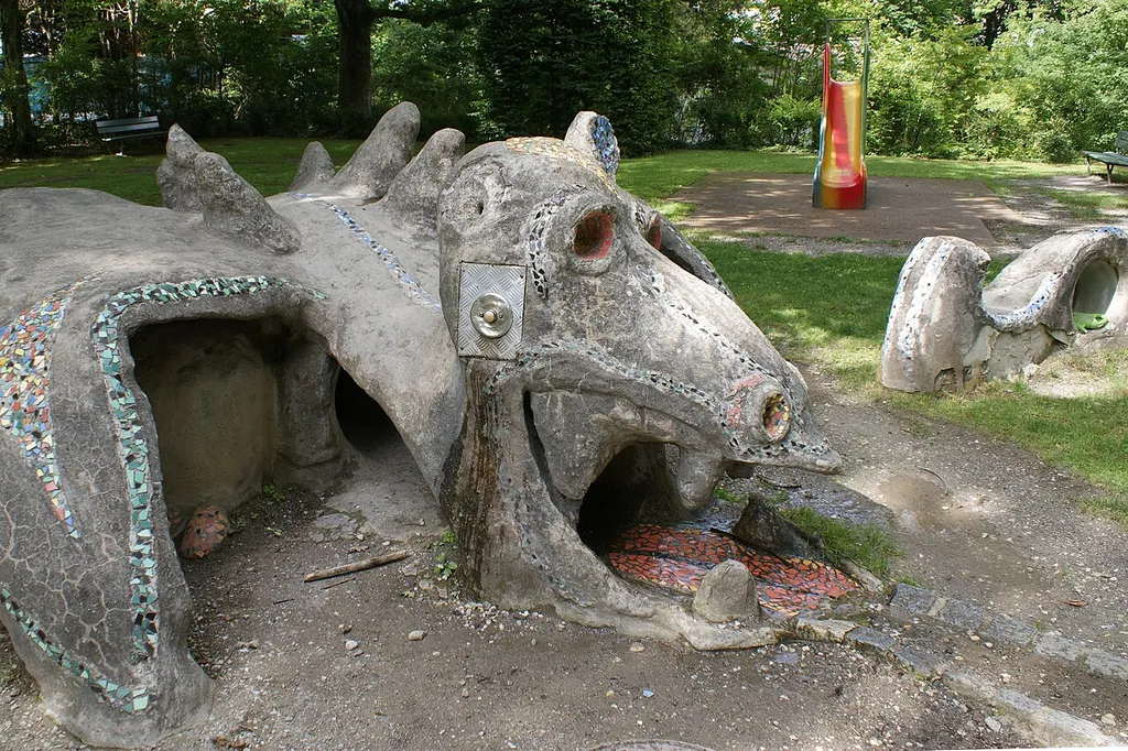 Spielbrunnen Spielplatz Goumoënsmatte mit Knopf zur zeitlich limitierten Aktivierung des Wasserflusses.