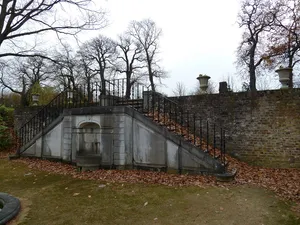 Bloemendal Castle: landing steps with retaining wall and former fountain