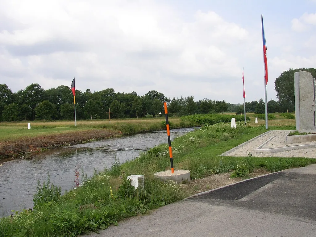 Trojmezí v Hrádku nad Nisou. Česko (v popředí} - Německo (vlevo za Lužickou Nisou} - Polsko (v pozadí vpravo za Oldřichovským potokem)