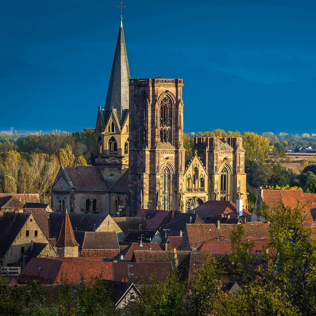 vue sur l'église notre dame de l'assomption de Rouffach en Alsace