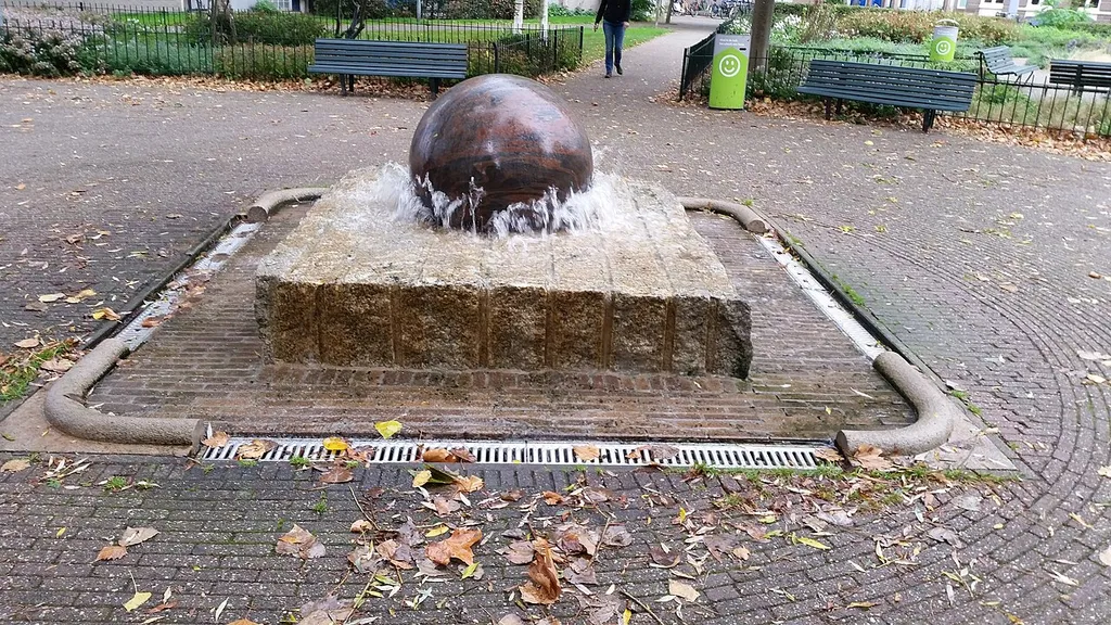 Kogelbron Oostenburgerpark, bal drijft op fontein